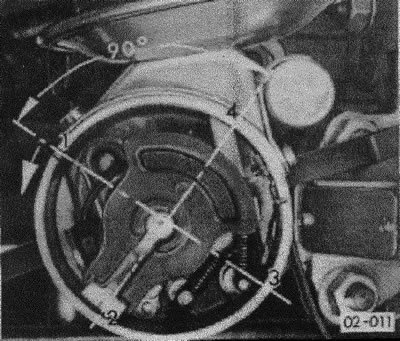 Из этого положения отвернуть регулировочные винты на два оборота и законтрить.