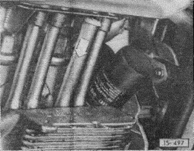 Сжать телескопическую защитную трубку толкателя с новыми уплотнениями пинцетом и, как показано на…