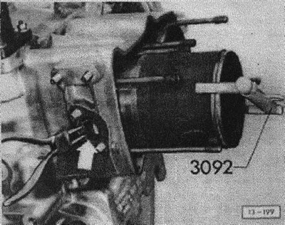 Нанести сбоку на цилиндрах и на днищах поршней четкий номер цилиндра и стрелку с направлением к…