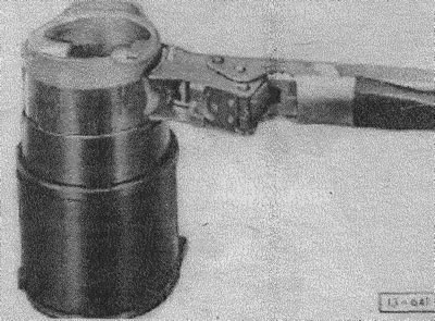 Со стороны поршня, обращенной к маховику, специальными щипцами установить стопорное кольцо.