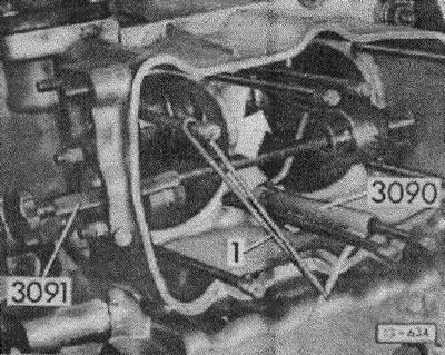 Слегка смазать цилиндр моторным маслом и вставить поршень в цилиндр.