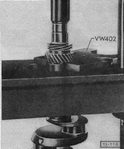 Смазать новый сальник и поставить его с помощью приспособления VAG 3088 (на автомобиле Syncro…