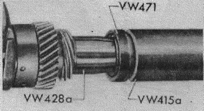 Надеть разогретую приводную шестерню распределителя зажигания также с помощью втулки и…