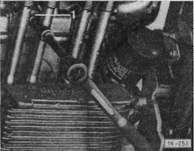 Затворете маркуча «3» от радиатора на парното към разпределителя със скоба 3094.