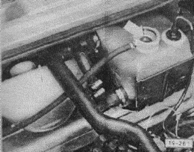 Отворете вентилационния клапан на двигателя. A = отворен, B = затворен.