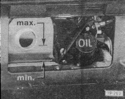 Ако е необходимо, добавете охлаждаща течност и затворете разширителния съд.
