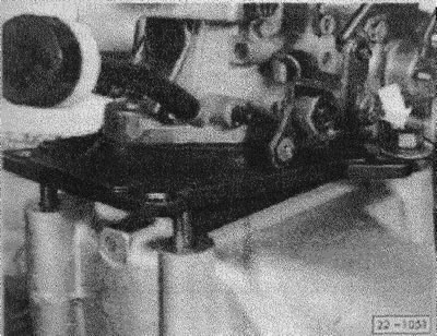 Отсоединить трос газа, вытащить зажимной винт.