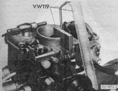 Перемещать дроссельную заслонку до выхода топлива из трубки.