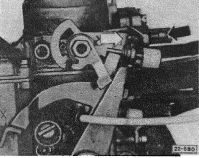 Запустить двигатель на холостых оборотах.