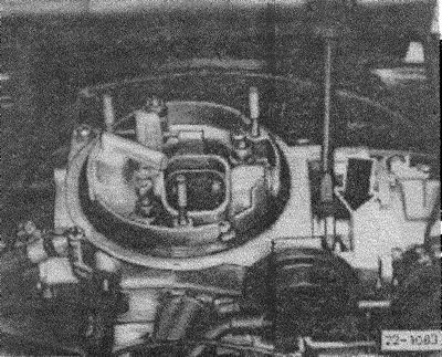 Дать газ и тем самым открыть дроссельную заслонку, доведя обороты двигателя примерно до 2500…