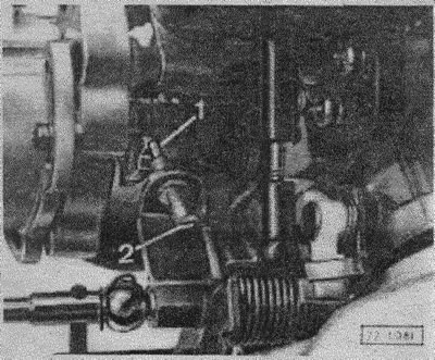 Снять крышку устройства запуска двигателя.