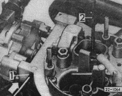 Задействовать дроссельную заслонку и повернуть ступенчатую шайбу «1» так, чтобы регулировочный винт…