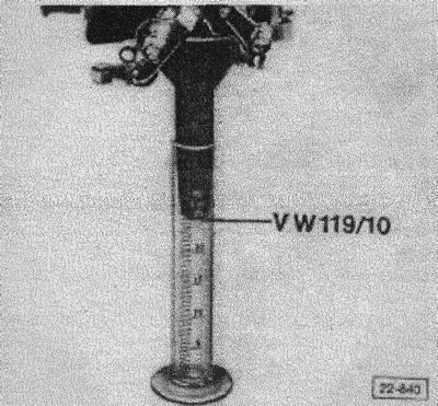 Отвернуть ступенчатую шайбу «1» так, чтобы винт «2» регулировки холостого хода холодного двигателя…