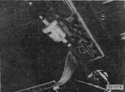 Освободить хомуты топливных шлангов, вынуть фильтр.