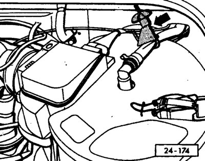 Отсоединить шланг вентиляции картера двигателя от воздушного фильтра и закрыть отверстие в штуцере…