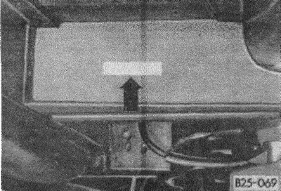 Номер двигателя расположен на блоке цилиндров между вакуумным и топливным насосами (10-574).