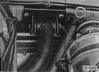 снять наполнительный резервуар для охладителя.