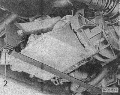 (10-571) соединительные винты (1) (7 штук) отвинтить.