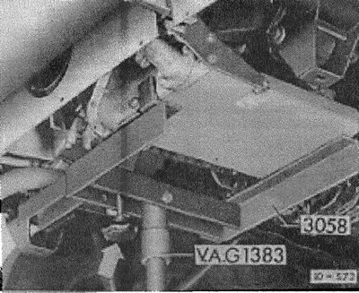 снять электрический провод с генератора, для чего освободить проволочный зажим.