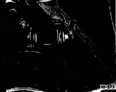 если специальных инструментов в распоряжении нет, то установить под двигателем домкрат с широкой…