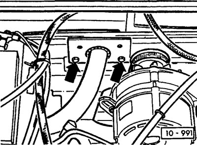 (10-573) модели до 8.82: впереди справа и слева отвинтить гайки кронштейна двигателя, показанные…