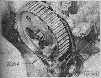 Застопоренный распределительный вал провернуть так, чтобы один из концов установочной линейки…