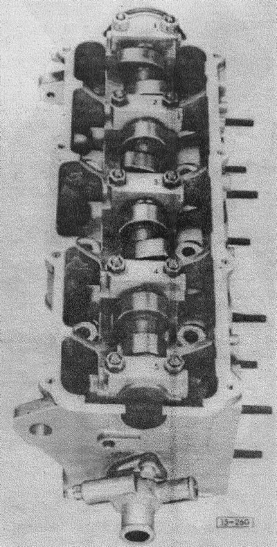 Снять верхнюю часть зубчатого ремня, см. соответствующий раздел.
