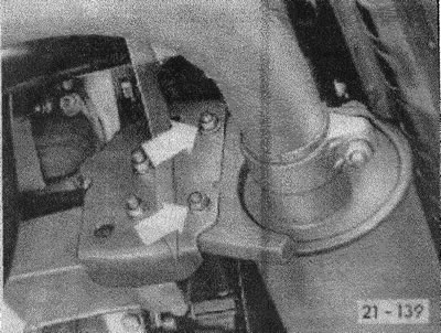 Снять кожух двигателя.