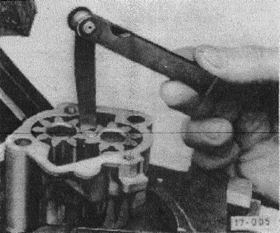 Открутить болты, крепящие масляный насос.