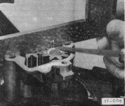 (17-005) разложить насос. Боковой зазор (см. рис.) составляет для нового насоса 0,05 мм, граница…