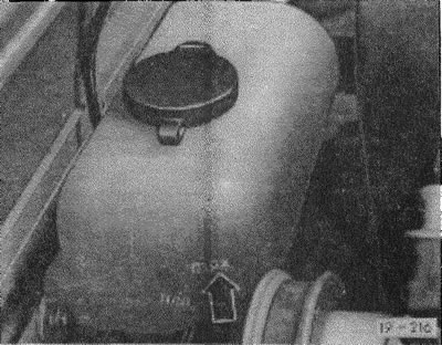 Полностью заполнить расширительный бак и закрыть его.