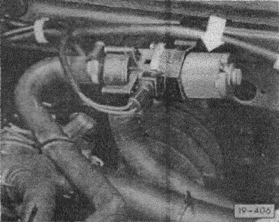 В систему охлаждения турбодизеля входит дополнительный (см. стрелку) циркуляционный насос.