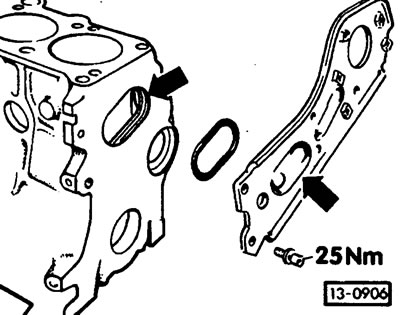 На торцевой стороне головки блока цилиндров двигателя 1,7 л имеется отверстие, а кронштейн для…