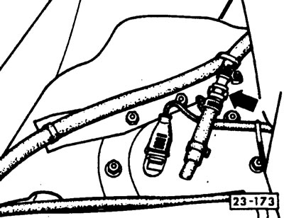 внимание! Если бак полный, то шланг за штуцером перекрыть сжимом, чтобы не вытекало топливо.