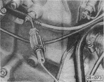 снова присоединить провод датчика температуры двигателя.