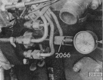 Выкрутить резьбовую заглушку на крышке топливного насоса.