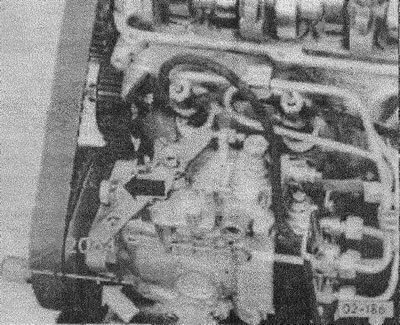 крепежные болты колеса распределительного вала ослабить на 1/2 оборота. Ударом резинового молотка…