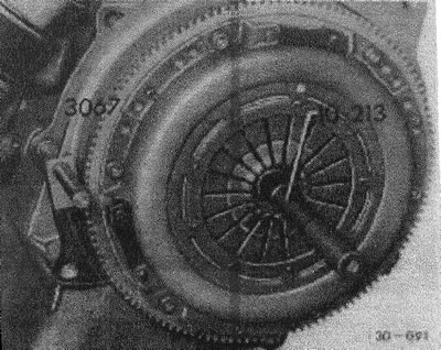 Если после разборки сцепление будет устанавливаться вновь, то перед разборкой нажимного диска нужно…