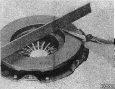 (30-094) поверить концы мембранных пружин. Следы приработки глубиной до 0,3 мм допустимы.