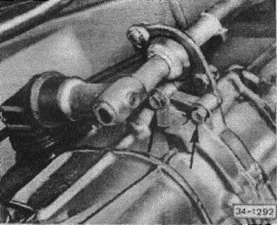 Ak takéto zariadenie neexistuje, použite zdvihák a medzi motor a motor umiestnite drevenú platňu.