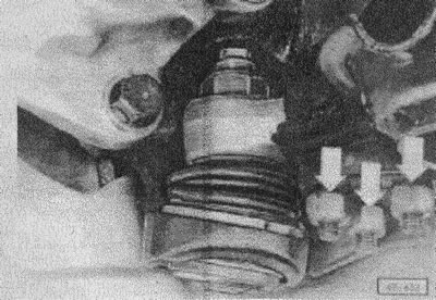 Открутить стабилизатор от тяговой распорки, для номеров шасси от 24 FN 019 683 — от нижнего…