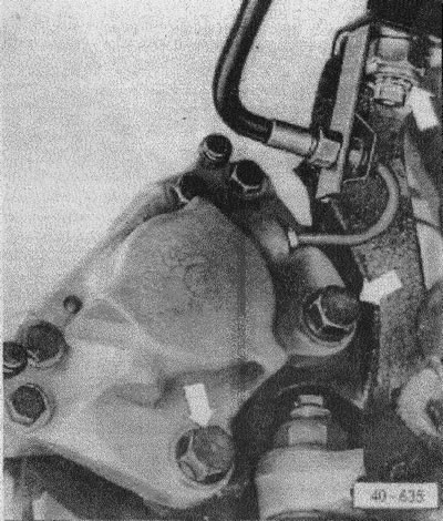 Внимание! Длиной тяговой распорки определяется продольный наклон шкворня. Поэтому перед ослаблением…