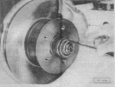 Затем слегка открутить гайку и проверить люфт.