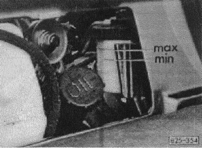 Запустить двигатель и оставить на холостых оборотах.