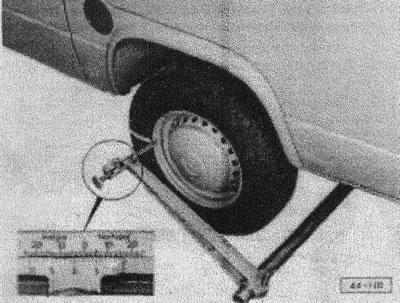 Прокатить автомобиль вперед на полоборота колеса.