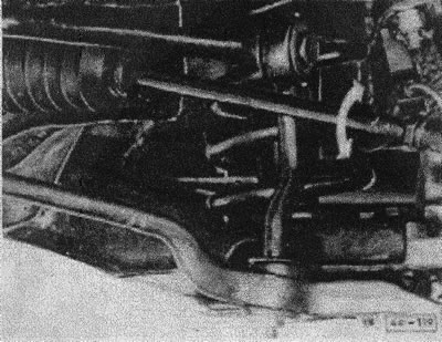 (44-117) привести рулевую передачу в среднее положение. Для этого вращать руль от упора до упора и…