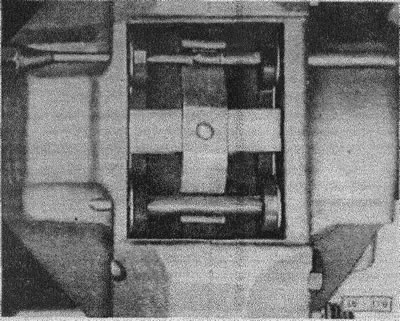 Тормоза фирмы «Girling»: вытащить стопорные петли из стопорных штифтов.