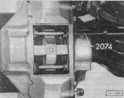 В тормозах «Girling» установить новые шумопоглощающие листы. Стрелка на них должна показывать вверх.