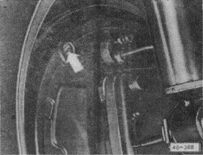 Посветить в отверстие карманным фонариком.