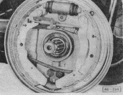 Отцепить пружину установочного рычага.